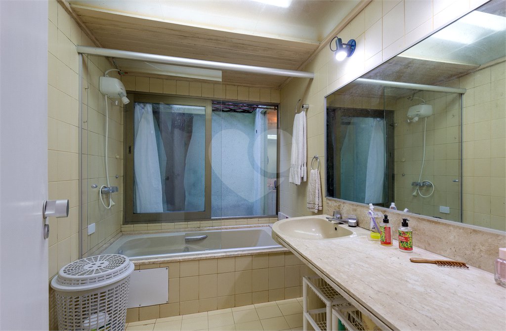 Casa Térrea à venda com 5 quartos, sendo 2 suítes, em Alto da Boa Vista, São Paulo, SP