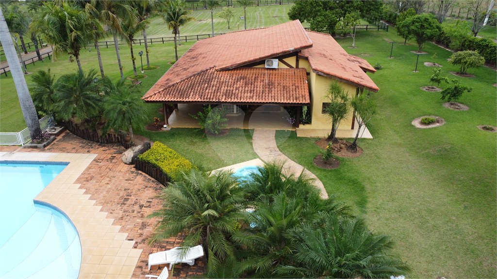 Casa à venda com 8 quartos, sendo 4 suítes, no condomínio Santa Filomena, Salto - SP