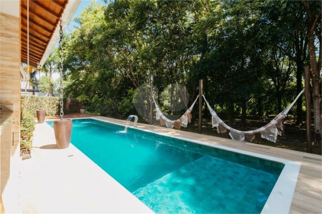 Casa à venda com 5 quartos, sendo 4 suítes, no condomínio Figueira Garden, Atibaia - SP
