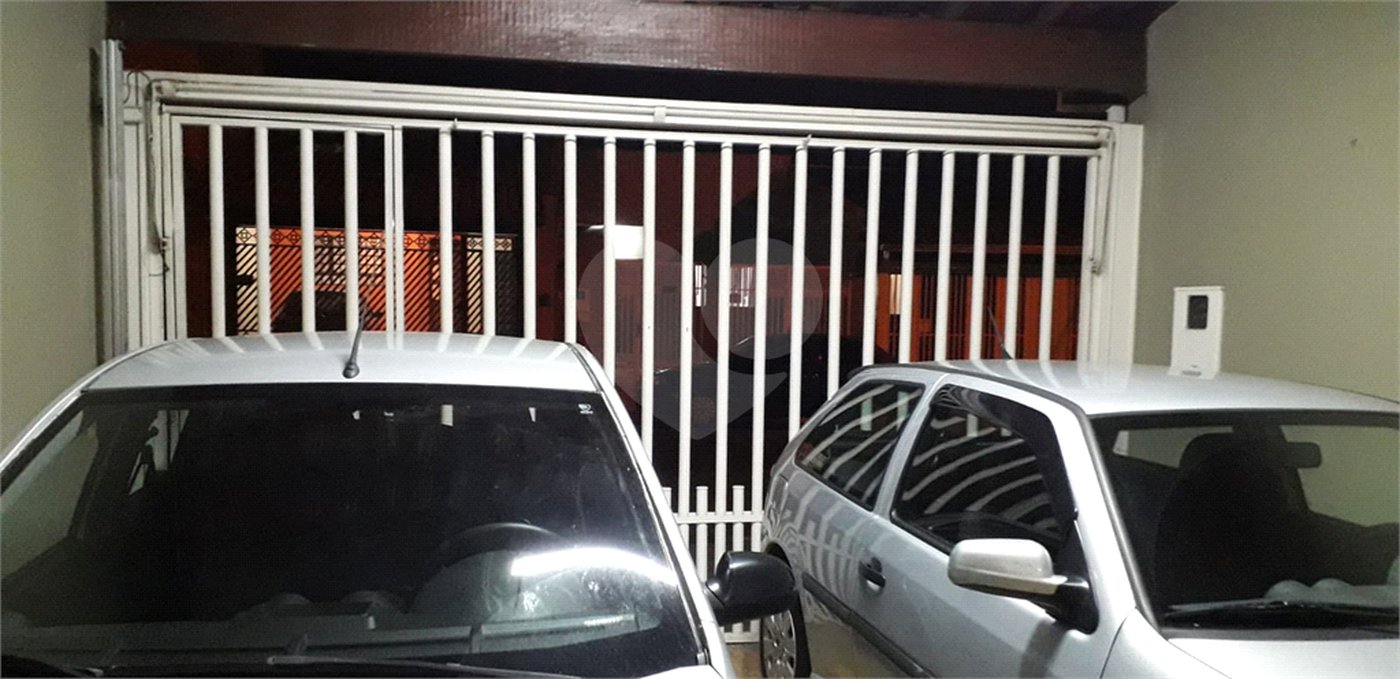 Casa térrea com 3 dormitórios, sendo 1 suíte.