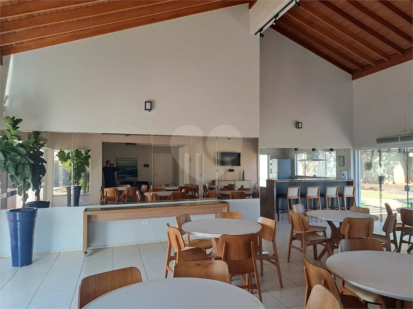 Linda Casa 3 dormitórios com piscina - R$ 950.000,00