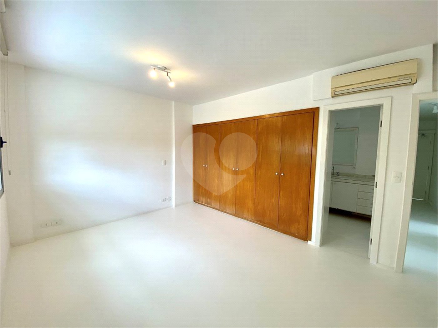 Apartamento para alugar com 3 quartos, sendo 1 suíte, em Jardim Europa, São Paulo, SP