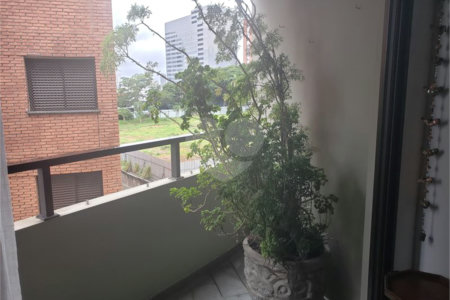 Apartamento à venda com 3 quartos, sendo 1 suíte, em Santo Amaro, São Paulo, SP
