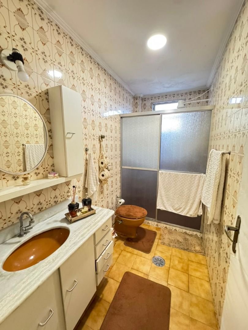 Apartamento com 2 dormitórios e suíte + dependência de serviço completa na Ponta da Praia – Localização privilegiada próximo à Praça Dino Bueno