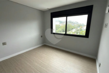 Sobrado de alto padrão no Swiss Park, totalmente reformado, com 4 suítes, piscina, elevador, espaço gourmet, 4 vagas e condomínio com lazer completo.