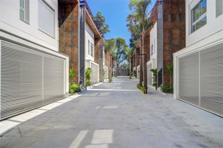 Casa à venda ou para alugar com 3 suítes no condomínio Jardim Flora, São Paulo - SP
