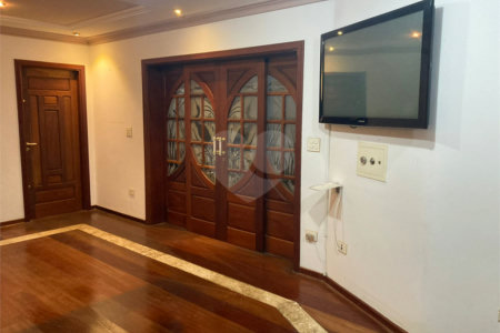 Casa Térrea com Acabamento em Tijolo Aparente e Quintal Amplo - Próximo ao Shopping Iguatemi