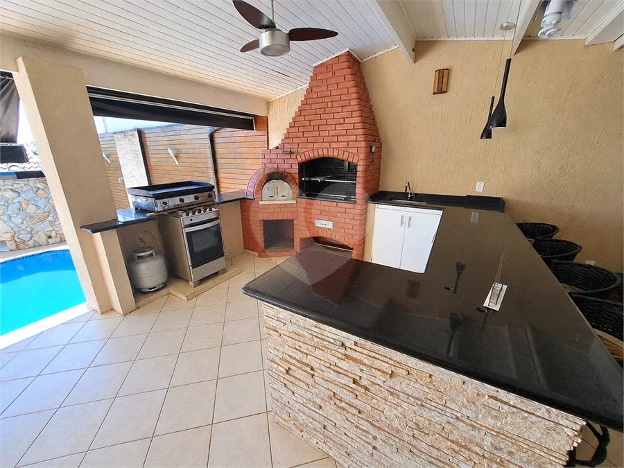 Casa à venda no Condomínio Estância Marambaia, Vinhedo | 3 suítes, piscina e terreno de 810 m²