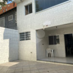 Sobrado no Jabaquara com 280m², 3 dormitórios, quintal amplo, varanda e 3 vagas de garagem.