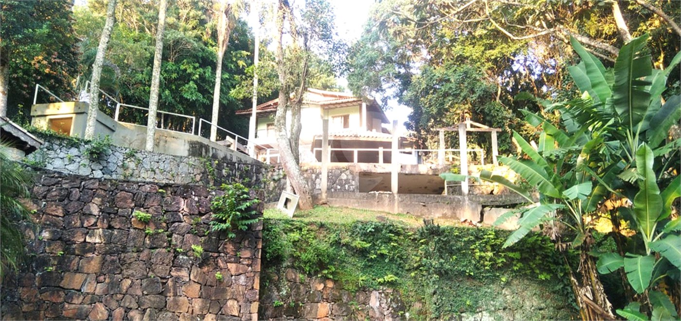 Casa à venda com 6 quartos, sendo 1 suíte, no condomínio Associação Reserva das Hortênsias, Mairiporã - SP