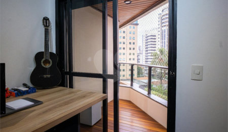 Apartamento à venda com 4 quartos, sendo 3 suítes, em Moema, São Paulo, SP