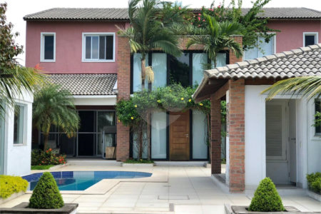Casa à venda com 9 quartos, sendo 8 suítes, no condomínio Village Elisabete, Rio de Janeiro - RJ