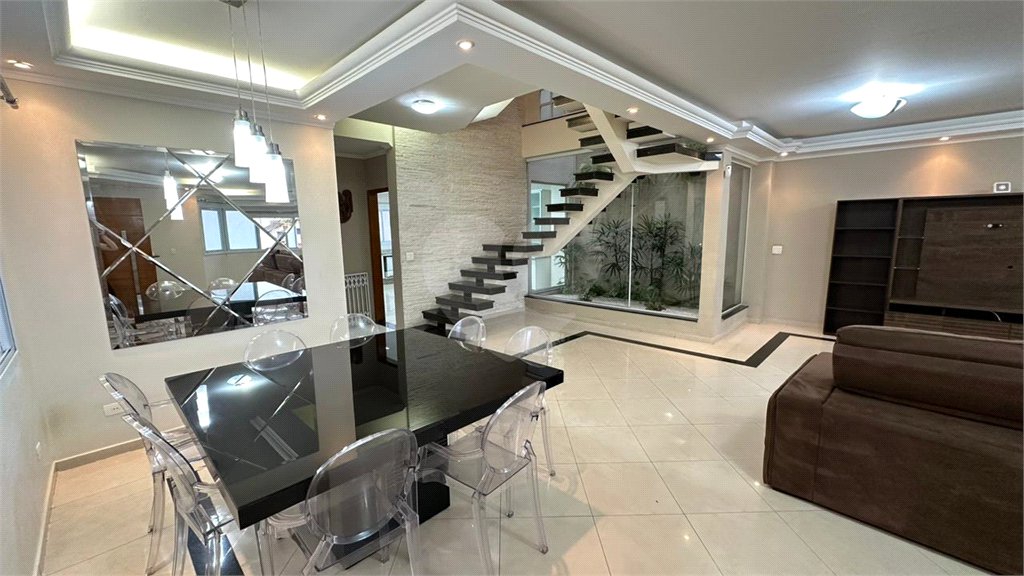 Casa à venda com 4 quartos, sendo 3 suítes, em Vila Galvão, Guarulhos, SP