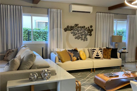 Casa à venda com 4 suítes no condomínio Marambaia, Vinhedo - SP
