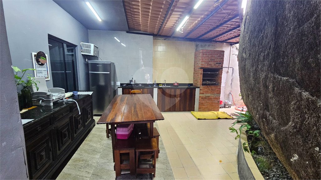 Casa à venda com 3 quartos, sendo 2 suítes, no condomínio Vale Encantado, Rio de Janeiro - RJ