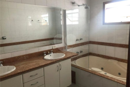 Casa à venda com 4 suítes no condomínio Vila das Emboabas, São Paulo - SP