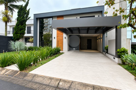 Sobrado de alto padrão no Swiss Park, totalmente reformado, com 4 suítes, piscina, elevador, espaço gourmet, 4 vagas e condomínio com lazer completo.