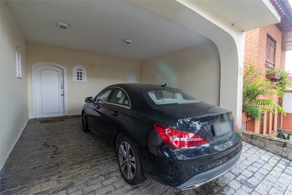 Casa à venda com 4 quartos, sendo 2 suítes, no condomínio Vila das Flores, São Paulo - SP