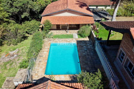 Chácara à venda com 5 quartos, sendo 4 suítes, no condomínio Estância dos Lagos, Atibaia - SP