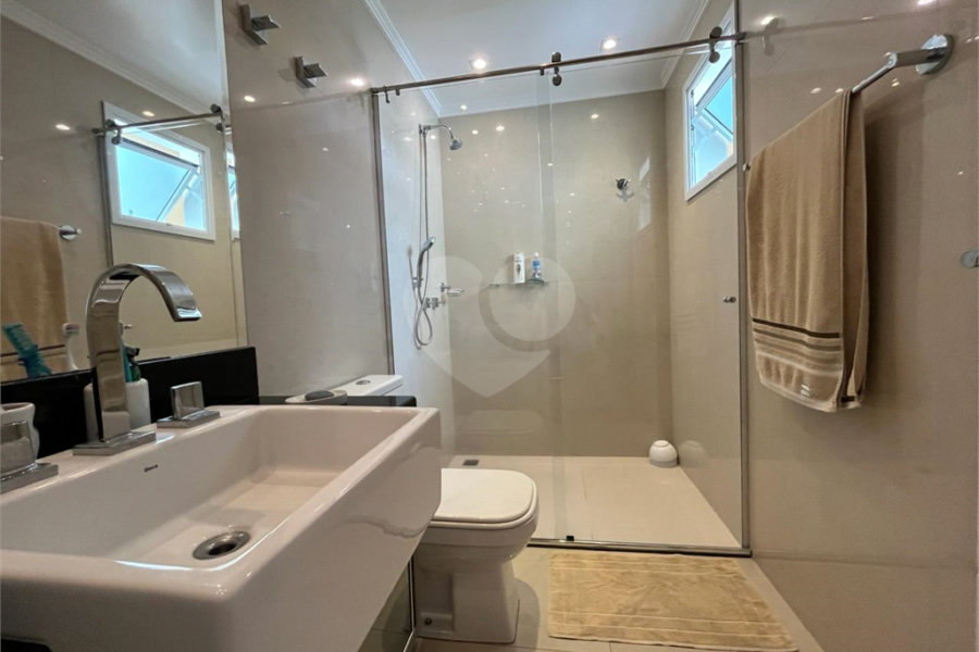 Casa à venda com 4 quartos, sendo 2 suítes, no condomínio Floradas da Serra, São Paulo - SP