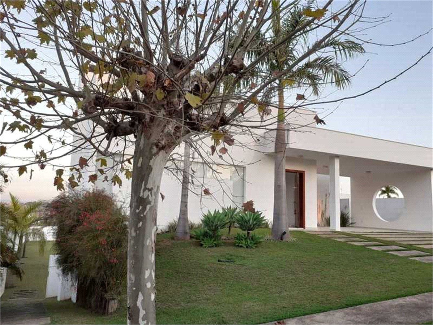 Casa à venda com 5 quartos, sendo 4 suítes, no condomínio Village Saint Charbel, Araçoiaba da Serra - SP