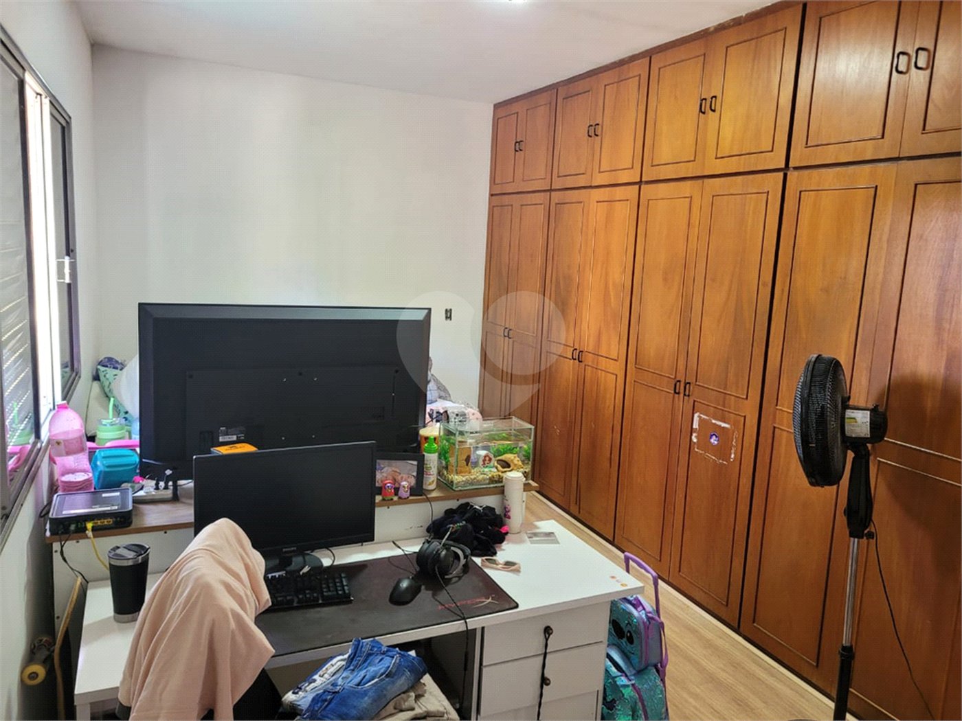 Sobrado com 14 metros de frente , na Região do Jardim Guapira , próximo ao Clube Guapira com 5 dormitórios, sendo 3 suíte com armários embutidos ,banheiro social, Sala para 2 ambientes, escritório com banheiro .cozinha ampla com armários, área de serviço ,dispensa, quintal com banheiro externo c