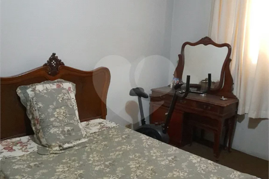 Ótimo sobrado com 3 quartos, sendo uma suíte, 2 vagas.