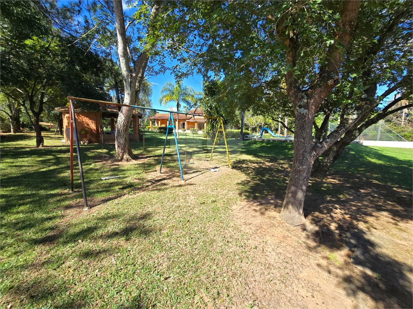 Chácara à venda com 4 quartos, sendo 1 suíte, em Cercadinho, Alambari, SP
