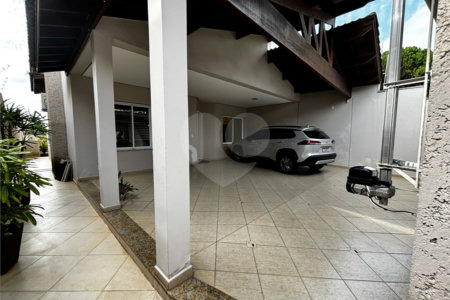 Casa à venda com 4 quartos, sendo 3 suítes,  em Vila Oliveira, Mogi das Cruzes, SP