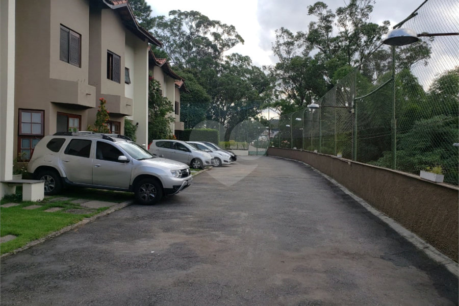 Casa à venda com 3 quartos, sendo 1 suíte, no condomínio Morada dos Pássaros, São Paulo - SP