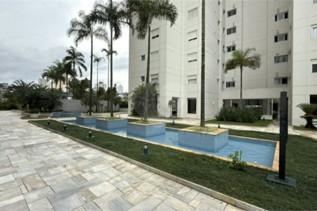 Apartamento de 155 m² com 4 dormitórios, varanda e 2 vagas de garagem. Condomínio com piscinas adulto, infantil e aquecida, lazer e portaria 24 horas.