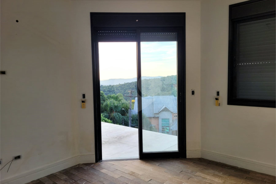 Casa à venda com 6 quartos, sendo 4 suítes, no condomínio Suíça da Cantareira, Mairiporã - SP