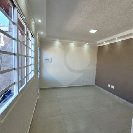 Seu Novo Lar Te Espera: Casa Aconchegante, Pronta para Morar e com 2 dormitórios e Amplo Quintal!
