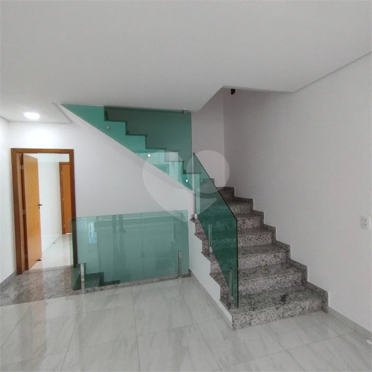 Sobrado à venda, 3 suítes, garagem, a 300 m do metrô Vila Matilde