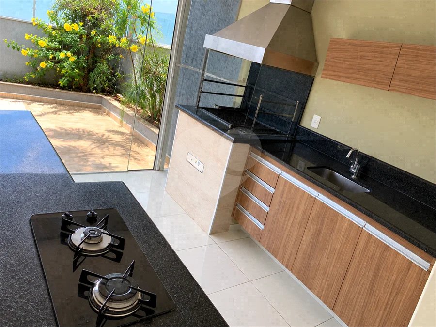 Cobertura de 255 m² com 3 dormitórios, 1 suíte, cozinha planejada, 2 vagas e área gourmet com churrasqueira.