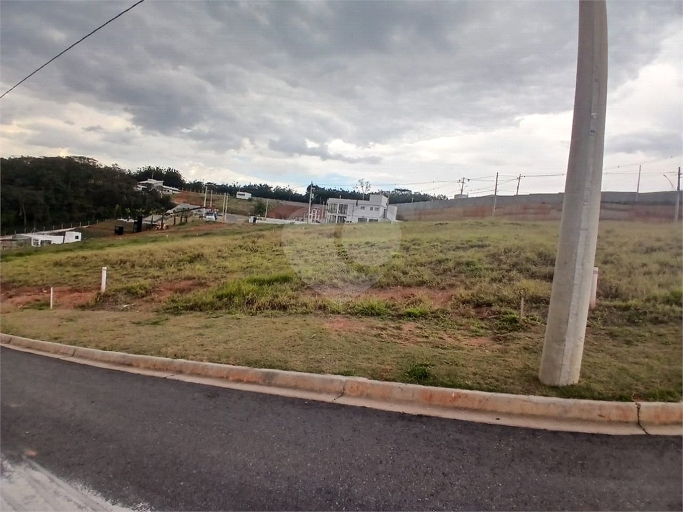 Lote com 376 m² à Venda em Condomínio Fechado