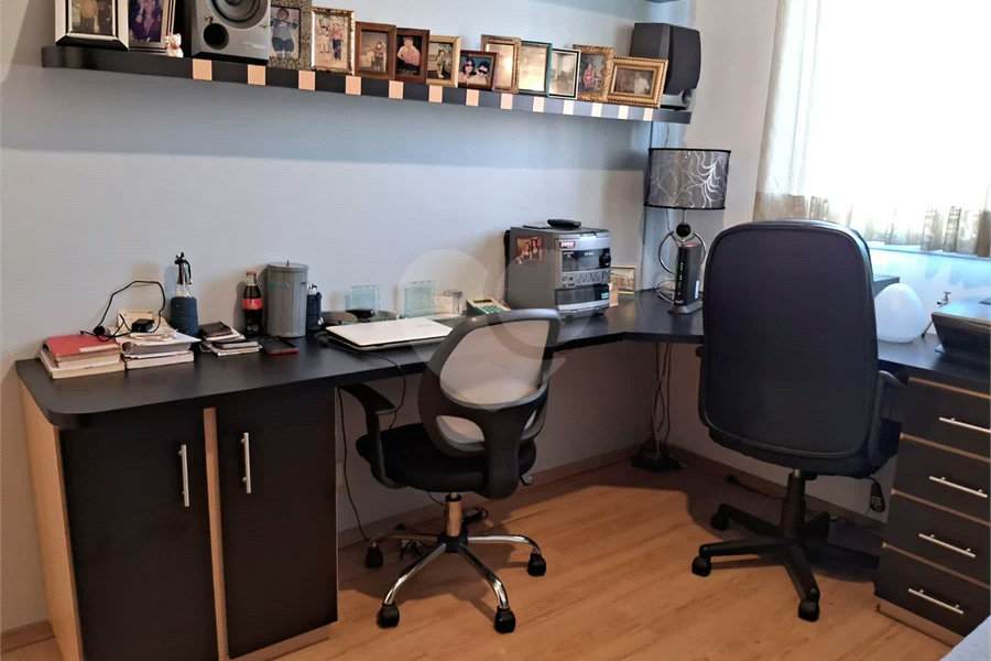 Prédio com portaria 24 horas, e lazer. Apartamento com 3 dormitórios, uma suíte, 2 vagas de garagem