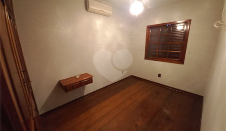 Sobrado à venda com 4 quartos, sendo 1 suíte,  em Vila Costa do Sol, São Carlos, SP