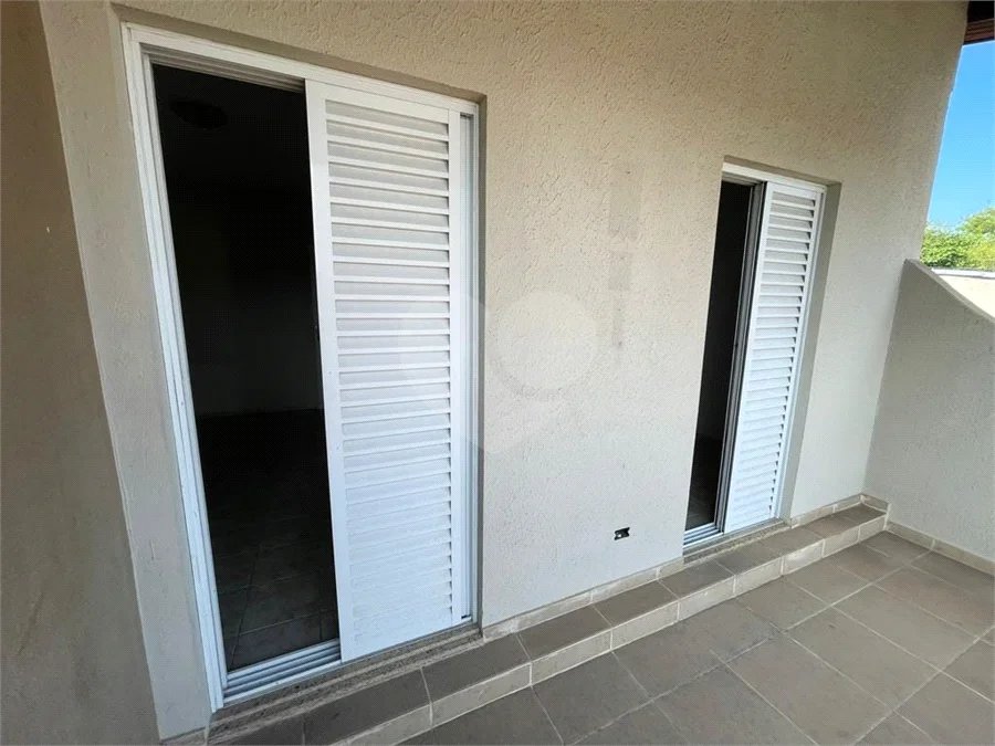Sobrado com 4 dormitórios, 2 suítes, closet, varandas, escritório, jardim de inverno, espaço gourmet com churrasqueira e fogão a lenha e 3 vagas.
