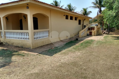 Casa Térrea com 3 dormitórios, sendo 1 suíte.