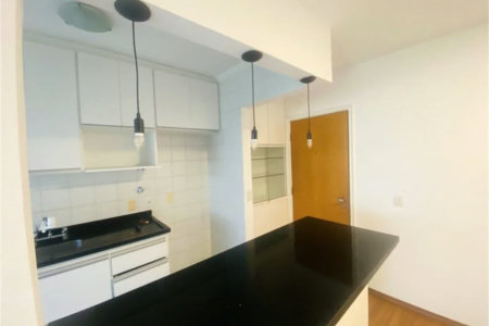 Apartamento com 2 dormitórios , uma suíte e 2 vagas cobertas . Excelente Valor