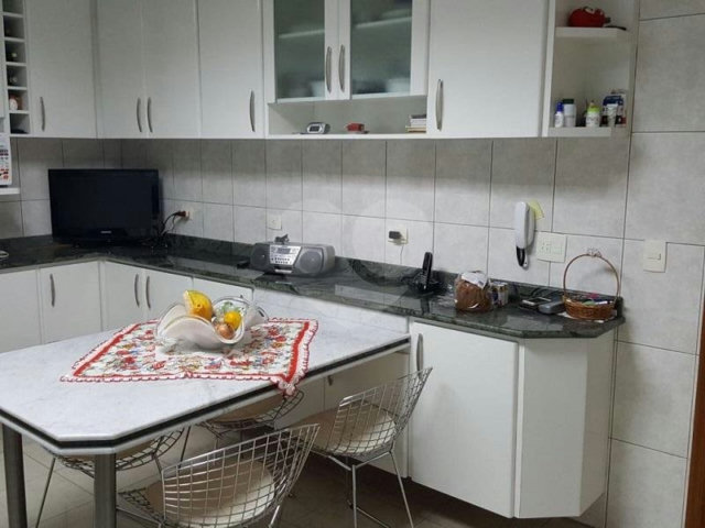 Casa à venda com 3 suítes no condomínio Village, São Paulo - SP