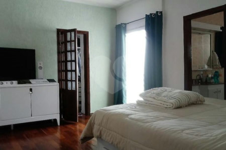 Sobrado à venda com 4 quartos, sendo 2 suítes, em Vila Nivi, São Paulo, SP