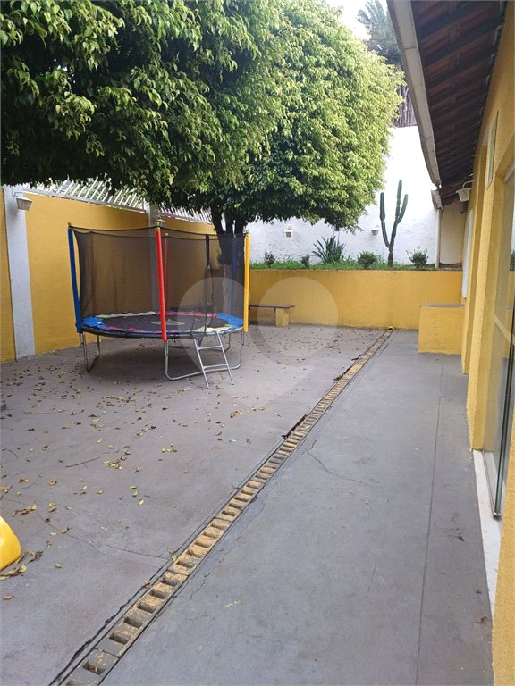 Casa à venda com 3 quartos, sendo 1 suíte,  no condomínio Altos de Poa, Poá - SP