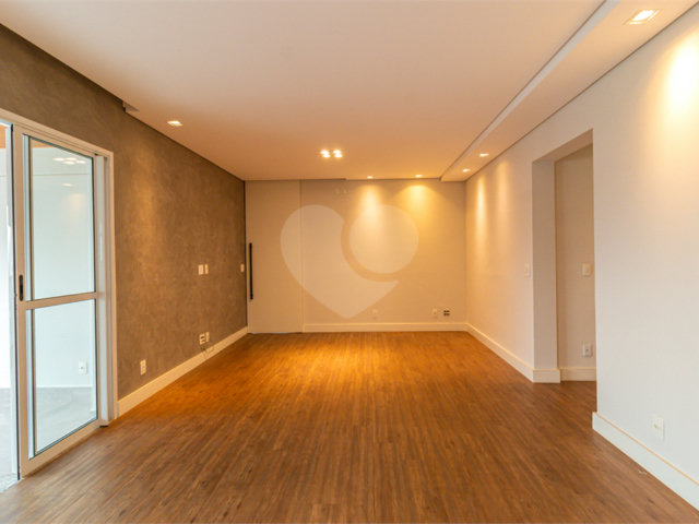 Apartamento à venda com 3 quartos, sendo 1 suíte,  em Chácara Santo Antônio, São Paulo, SP