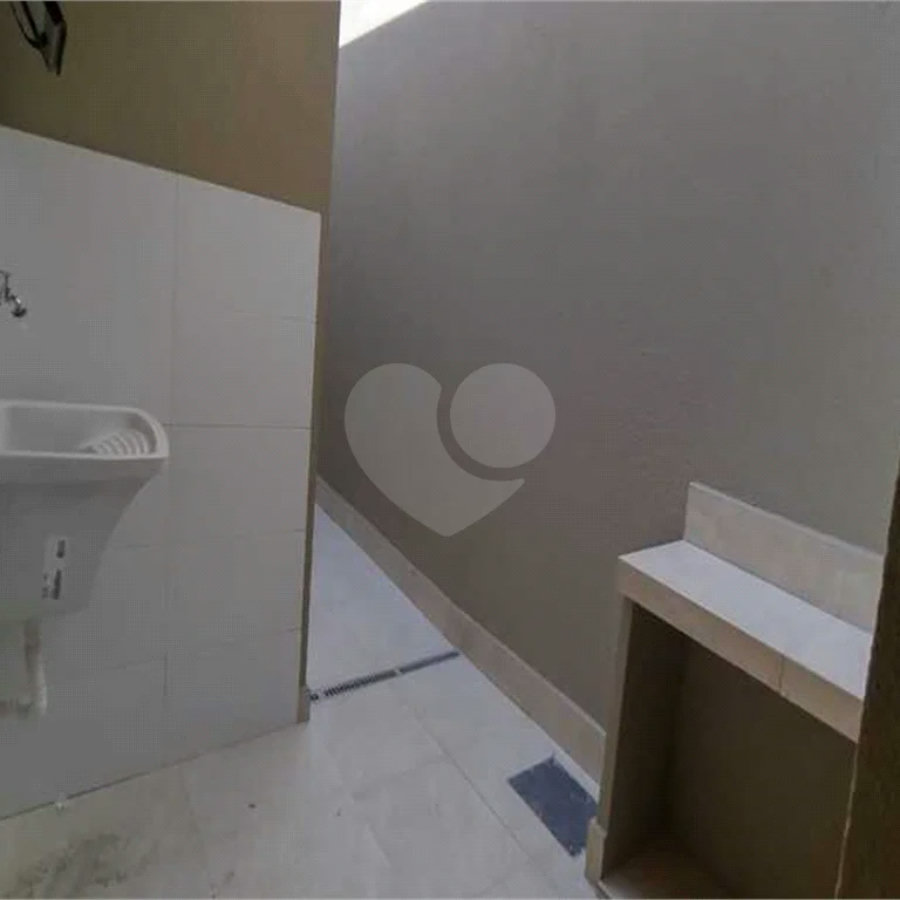 Casa nova térrea no Jd dos Sabias. São 100m² AT e 63m² AC