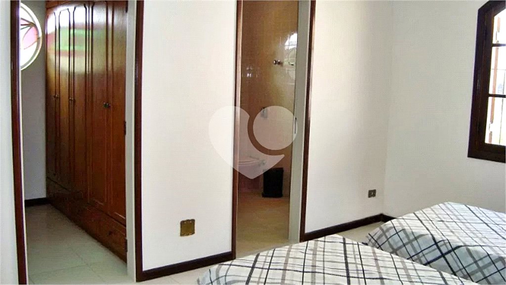 Sobrado à venda com 6 quartos, sendo 3 suítes, em Horto, São Paulo, SP