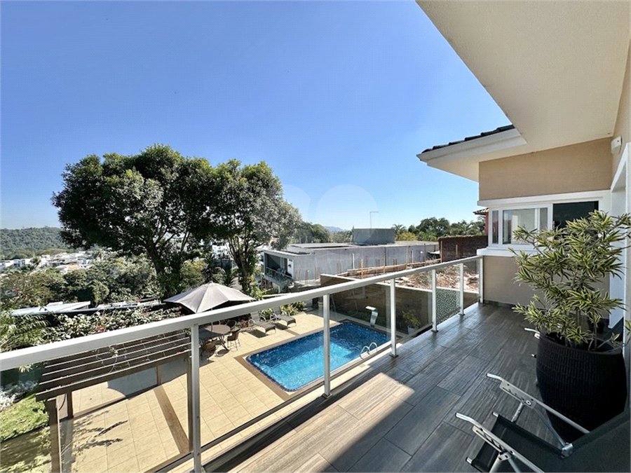 Casa à venda com 3 suítes no condomínio Golf Village, Carapicuíba - SP