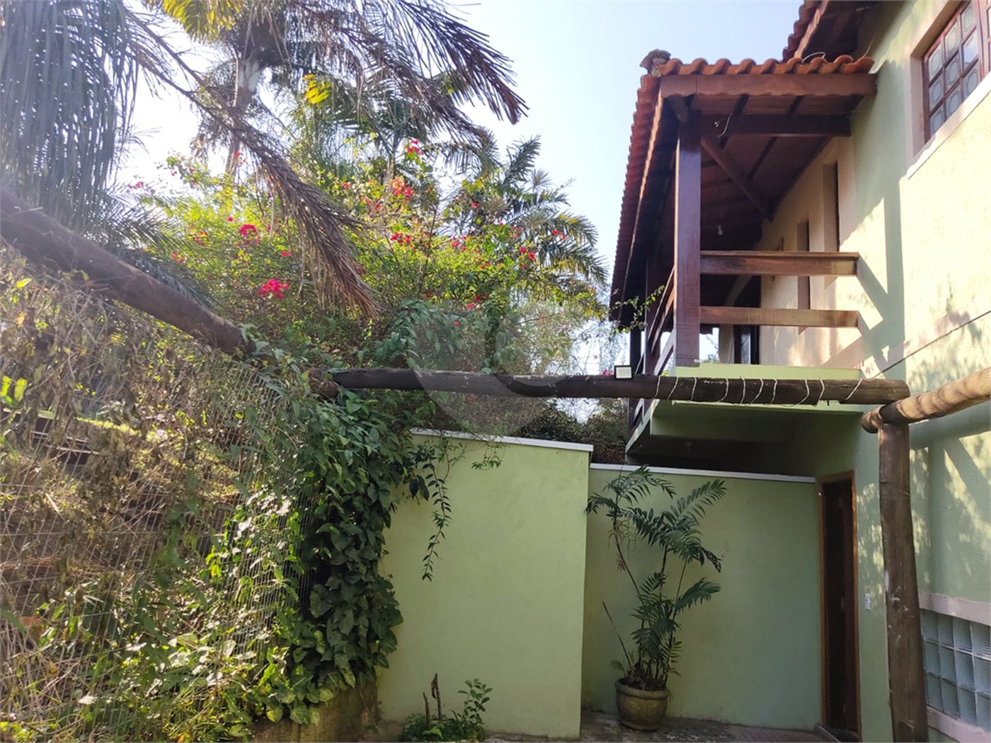 Casa à venda com 3 quartos, sendo 2 suítes, no condomínio Residencial Jardim Lago da Cantareira, Mairiporã - SP