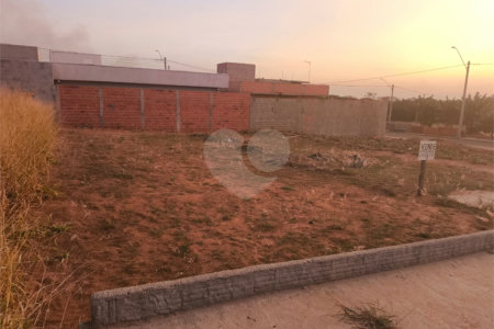Terreno no Arcoville com 240 m²